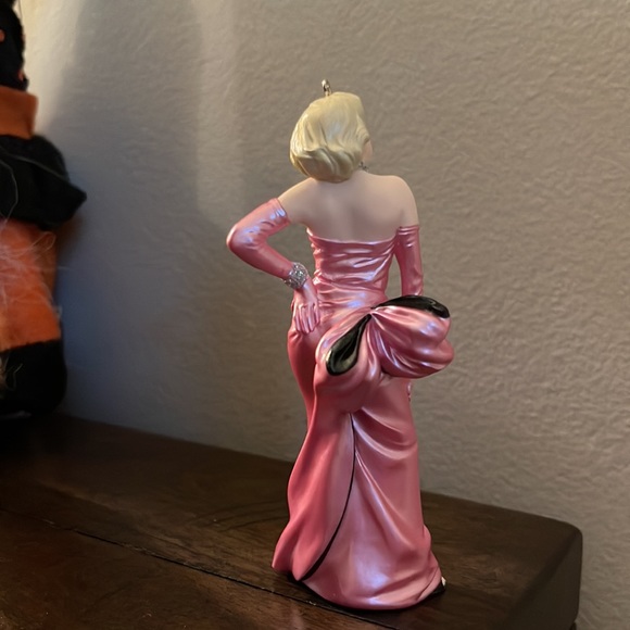 Marilyn Monroe Hallmark Ornament Dated 1997 - Picture 5 of 6